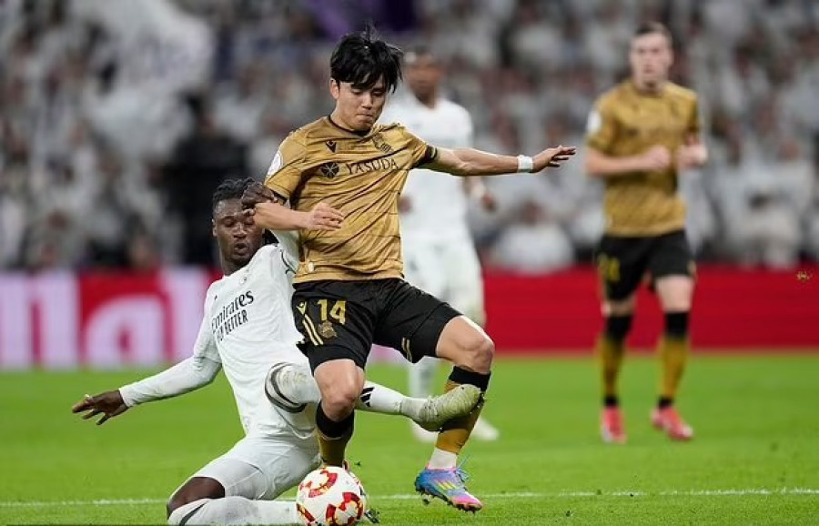 Aksi pemain asal Jepang Takefusa Kubo (atas) merepotkan barisan pertahanan Real Madrid saat bersua Real Sociedad dini hari tadi. Meski timnya tersingkir, namun Kubo bermain impresif dan menyumbang dua assist untuk Sociedad. (gettyimages)