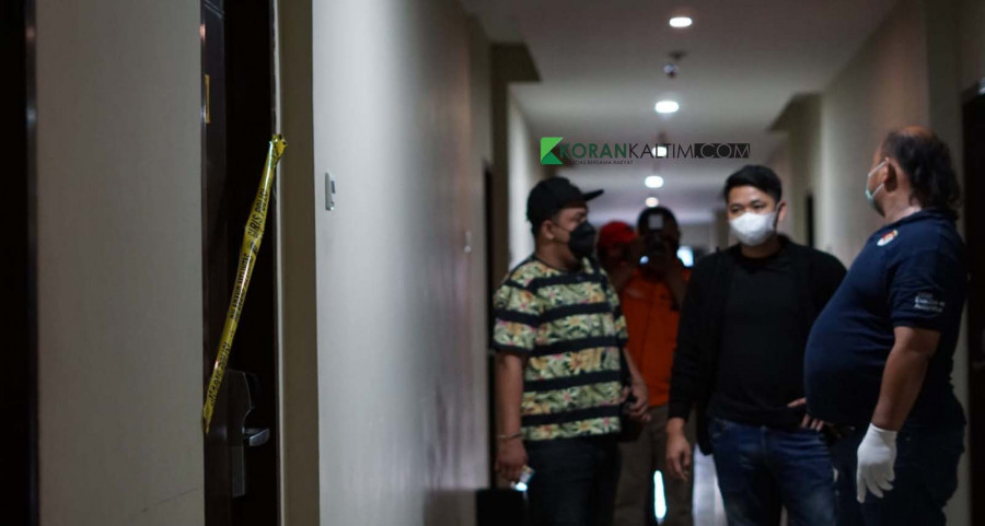 Unit Inafis bersama Unit Jatanras Satreskrim Polresta Samarinda saat melakukan olah TKP, untuk mencari petunjuk, terkait pembunuhan tersebut di hotel korban ditemukan, Minggu (17/10/2021) kemarin. (Foto: Nancy/korankaltim.com)