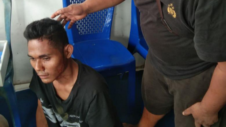 Korban atas nama Irdan (26) yang menjadi korban pembacokan oleh pelaku, karena KTP pelaku dijaminkan korban di bengkel. (Foto:FKPM Pelita)