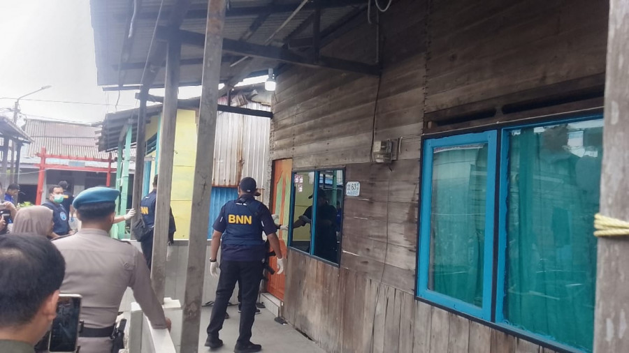 Badan Narkotika Nasional (BNN) Provinsi Kalimantan Timur melakukan penggerebekan besar-besaran terhadap jaringan narkoba multimodus yang beroperasi di Kampung Margasari, Balikpapan Barat, pada Kamis (5/12/2024). (Foto: La Eko/Korankaltim.com)