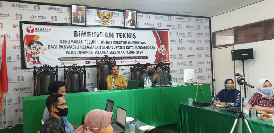 Ketua PWI Kukar, Desman Minang saat memberikan pelatihan jurnalistik kepada humas panwascam se Kukar. (Foto: Hedir/korankaltim.com)