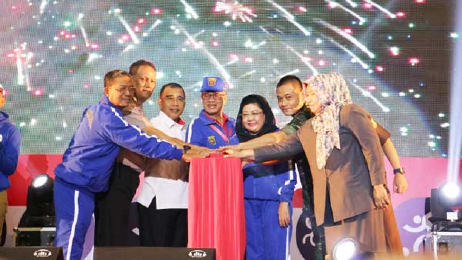 Pj Sekprov Kaltim, Meiliana bersama dengan Ketua PB Popprov, Syaharie Jaang serta Ketua Umum KONI Pusat, Tono Suratman saat membuka gelatan Popprov XV/2018 di Samarinda