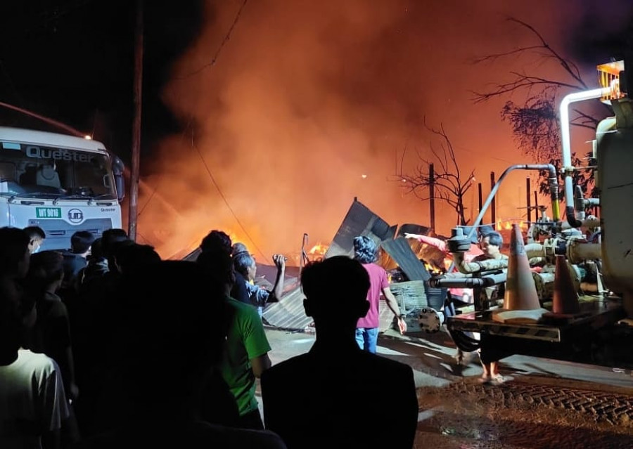 proses pemadaman oleh Tim Pemadam Kebakaran, dibantu Personil Polsek dan Koramil serta masyarakat. ( Foto: Foto : Ist. Dok, Damkar )