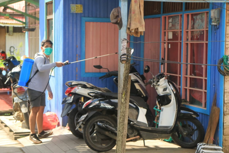 Karang Taruna Loa Ipuh melaksanakan penyemprotan disinfektan disekitar pemukiman warga di Jalan Kartini, Kelurahan Loa Ipuh Tenggarong (Foto: Heri/korankaltimcom)