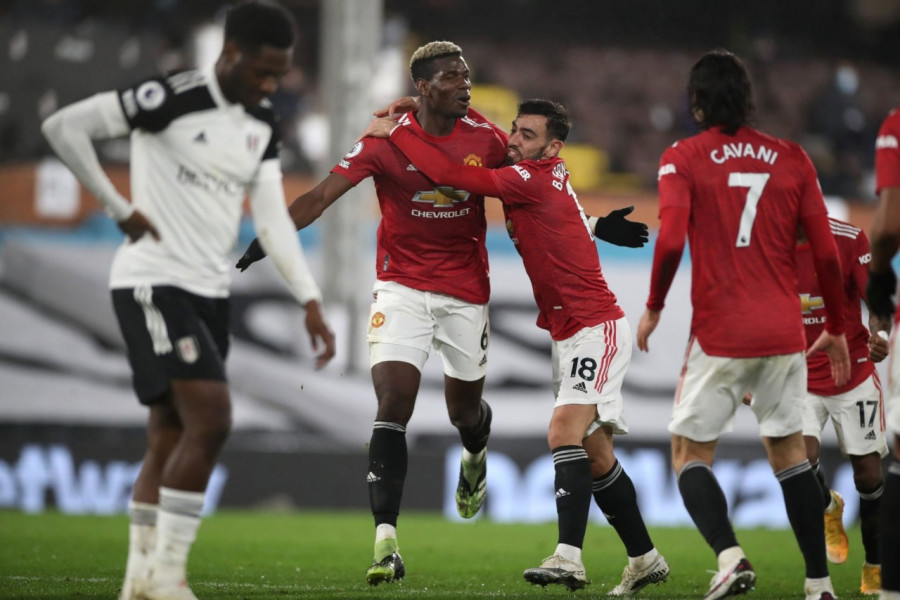 Paul Pogba disambut Bruno Fernandez dan Edinson Cavani usai mencetak gol untuk Manchester United yang jadi penentu kemenangan atas Fulham. (dailymail)