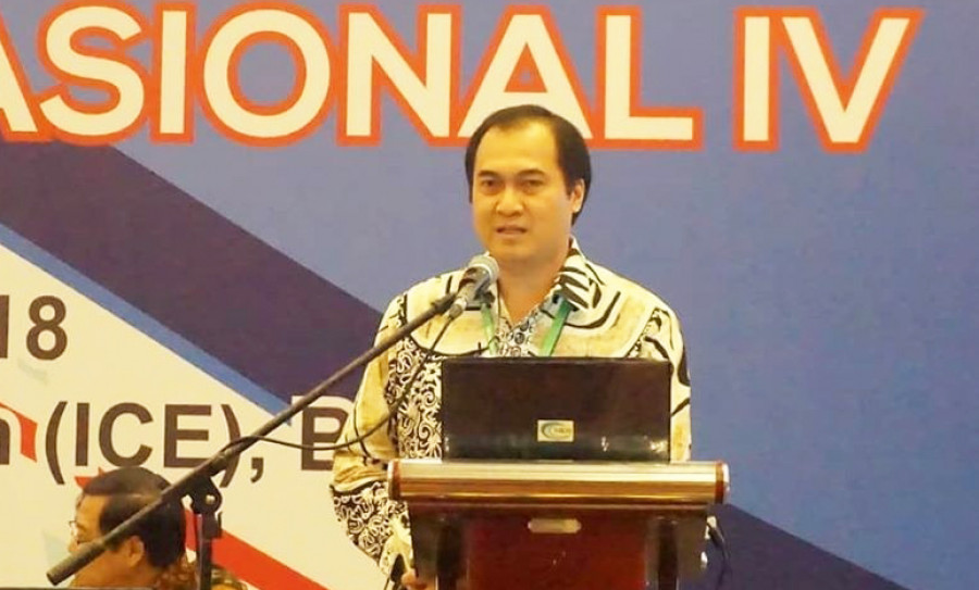 Praktisi Kesehatan, dr Rachim Dinata Marsidi mengingatkan warga agar tidak menyemprotkan disinfektan langsung ke kulit tubuh. ( Foto: Istimewa )