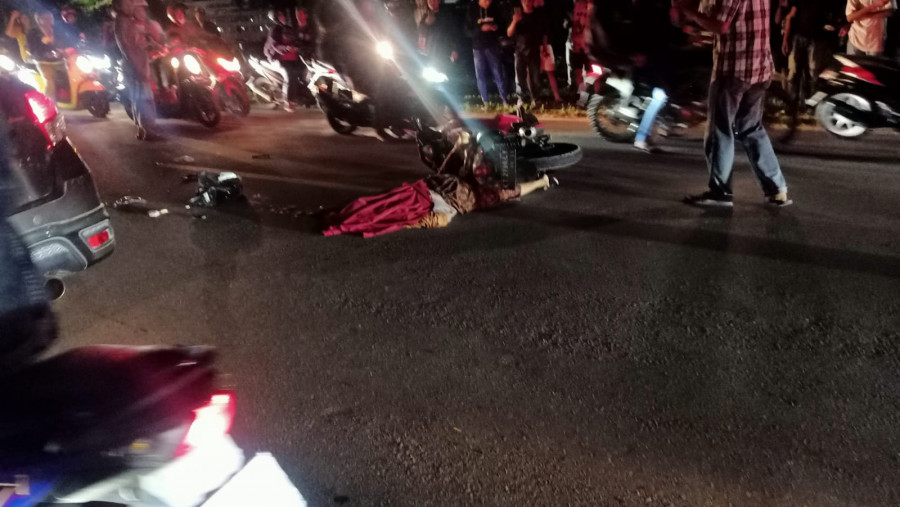 Korban Lakalantas dalam kondisi terkapar di jalan mulawarman Balikpapan Selatan. (Ist)