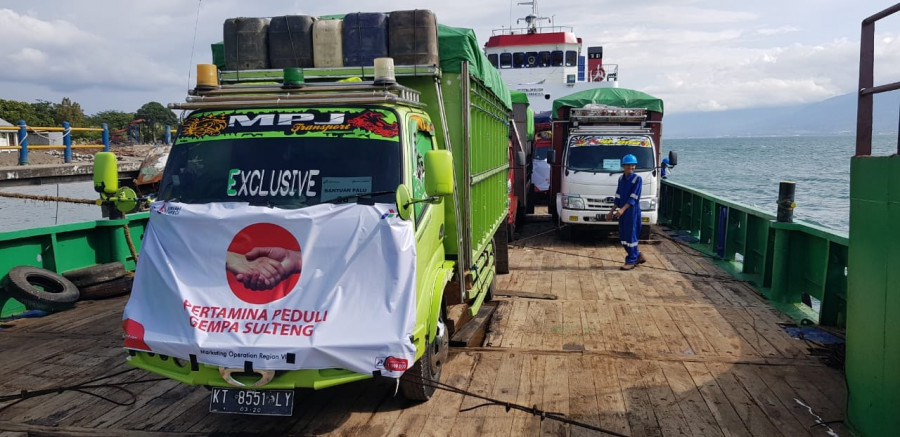 PASOK SI "MELON" - Truk yang mengangkut ribuan LPG 3 kg diantar ke kota Palu menggunakan LCT. (Istimewa/KoranKaltim.Com)