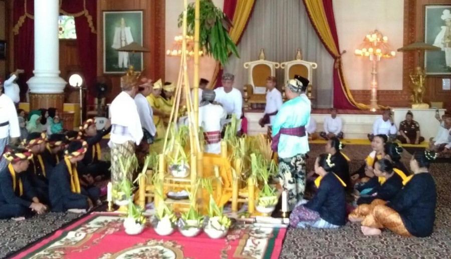 Prosesi Beluluh Putra Mahkota Kutai Kartanegara Ing Martadipura HAP Adipati Praboe Anoem Soerya Adiningrat sebelum diangkat menjadi Sultan Kutai XXI menggantikan ayahnya yang mangkat.
