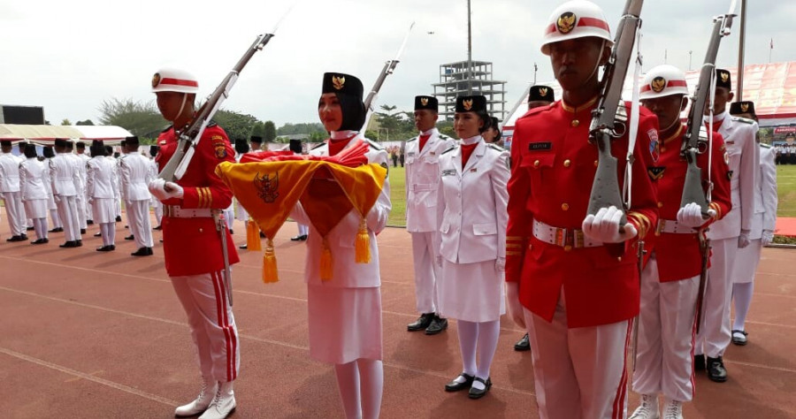 Shindycha Fatma Septyanti, Paskibra asal SMAN 2 Sangata Timur saat bertugas membawa baki, pada Upacara HUT RI di GOR Madya Sempaja Samarinda Jumat (17/08/2018) (KORANKALTIM.COM/Rusdi)