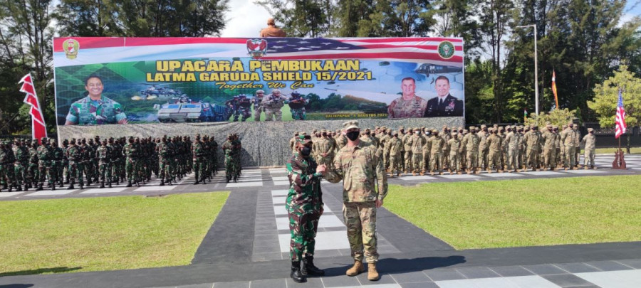 Pangdam IV Mulawarman Mayjen TNI Heri Wiranto bersama Capt. David Moets, Charlie Company Commander, BN 1-21 US Army saat membuka kegiatan Latgab Garuda Shield di Makodam VI Mulawarman (Yudi Hadi)