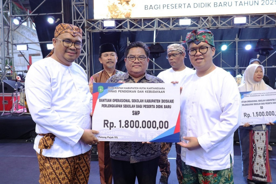 Bupati-Wabup Kukar Aulia-Rendi me-launching bantuan Operasional Sekolah (prokom)