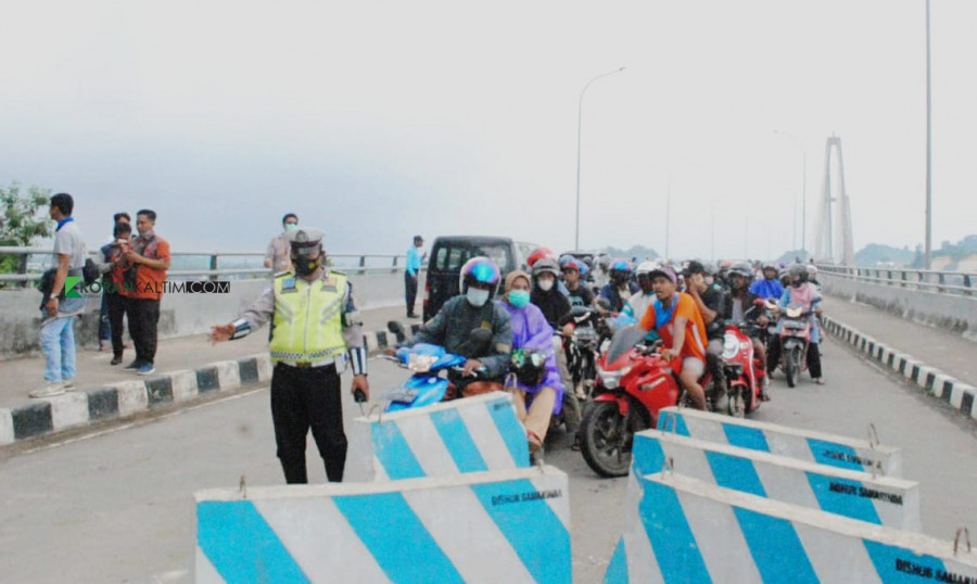 Kondisi antrean kendaraan roda dua, yang melintas dari arah Sambutan maupun Palaran Kamis (10/6/2021) hari ini. (Foto: Nancy/korankaltim.com)
