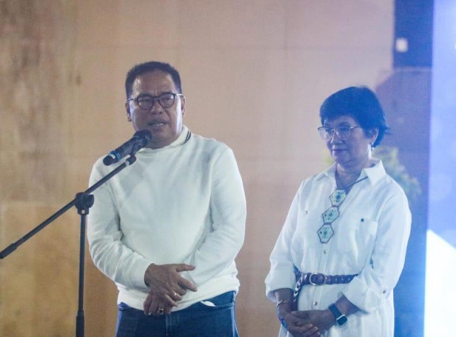 Pj Bupati Makmur Marbun PPU didamping istrinya memberikan sambutan dimalam Pentas Seni dan UMKM di Alun-alun Penajam. (Foto: Istimewa)