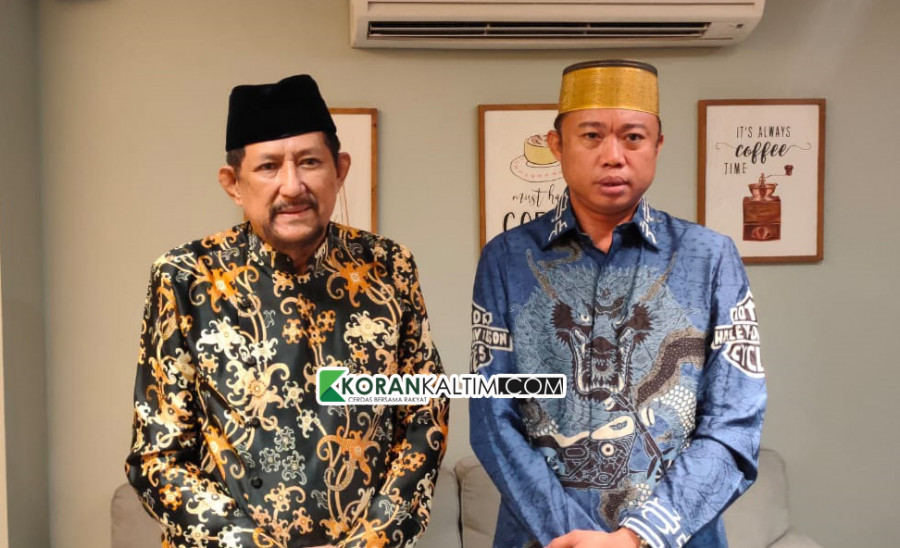 Ketua Umum KKM Bone Kaltim H Ismail Bolong (kanan) bersama Puang Andi, bertekad satukan visi membangun daerah. (Foto: Faishal Ays/Korankaltim.com)