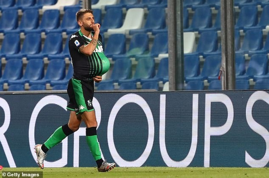 Selebrasi pemain Sassuolo Domenico Berardi usai mencetak gol ke gawang Juventus. (dailymail)