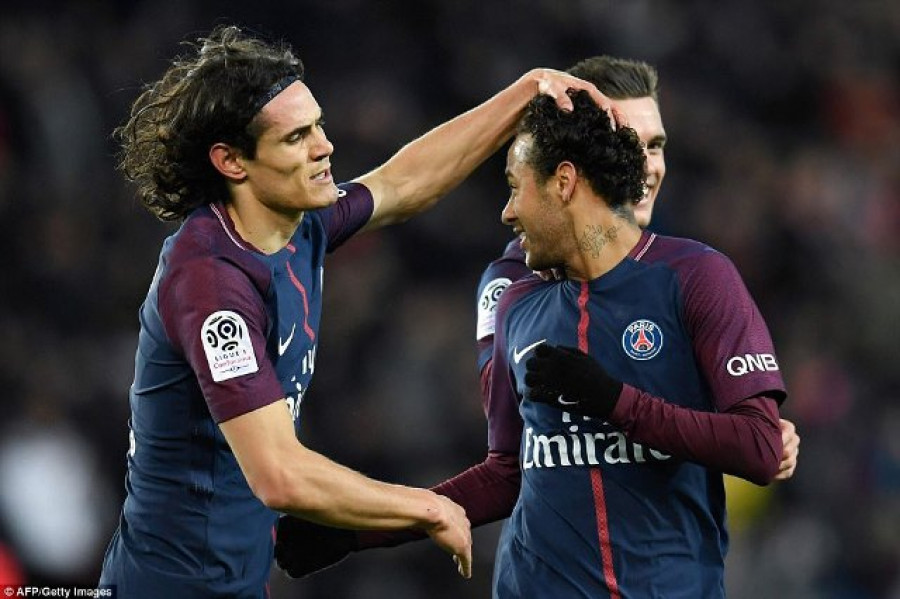BERBESAR HATI: Edinson Cavani (kiri), tak masalah kendati gagal melewati torehan gol Zlatan Ibrahimovic karena egoisnya Neymar.
