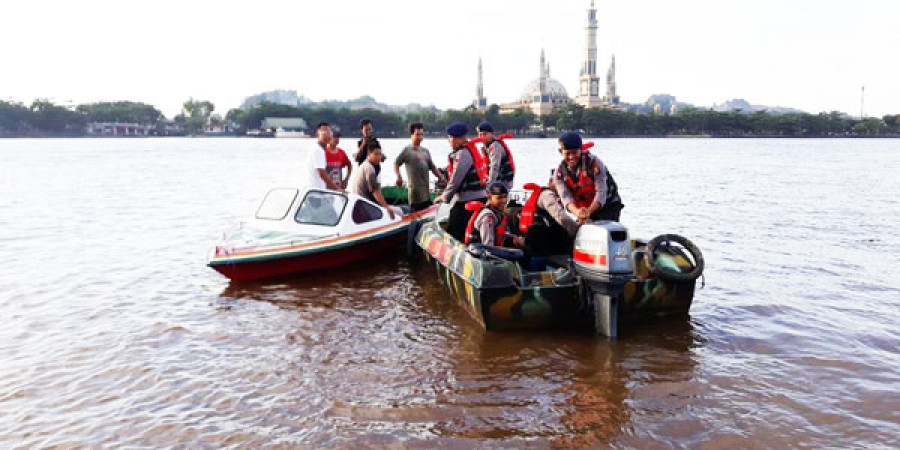 Tim SAR Brimob Batalyon B Pelopor Samarinda memberikan imbauan kepada masyarakat yang beraktifitas di sekitaran Sungai Mahakam (Foto: ist)