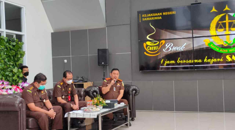 Kajari Samarinda Heru Widarmoko memaparkan pencapaian yang telah diraih pada tahun 2021 dari sejumlah bidang yang ada. ( Foto: Istimewa )