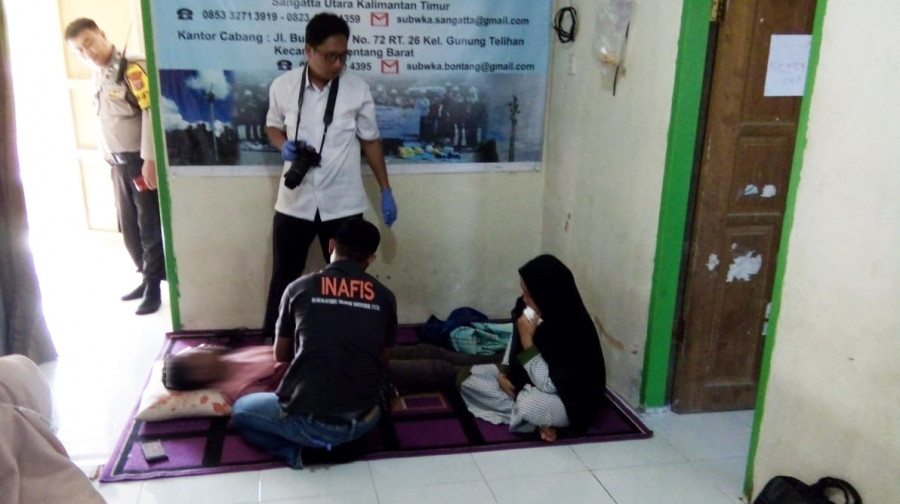 Kondisi korban gantung diri, saat masih di rumah duka. ( Foto: Istimewa )
