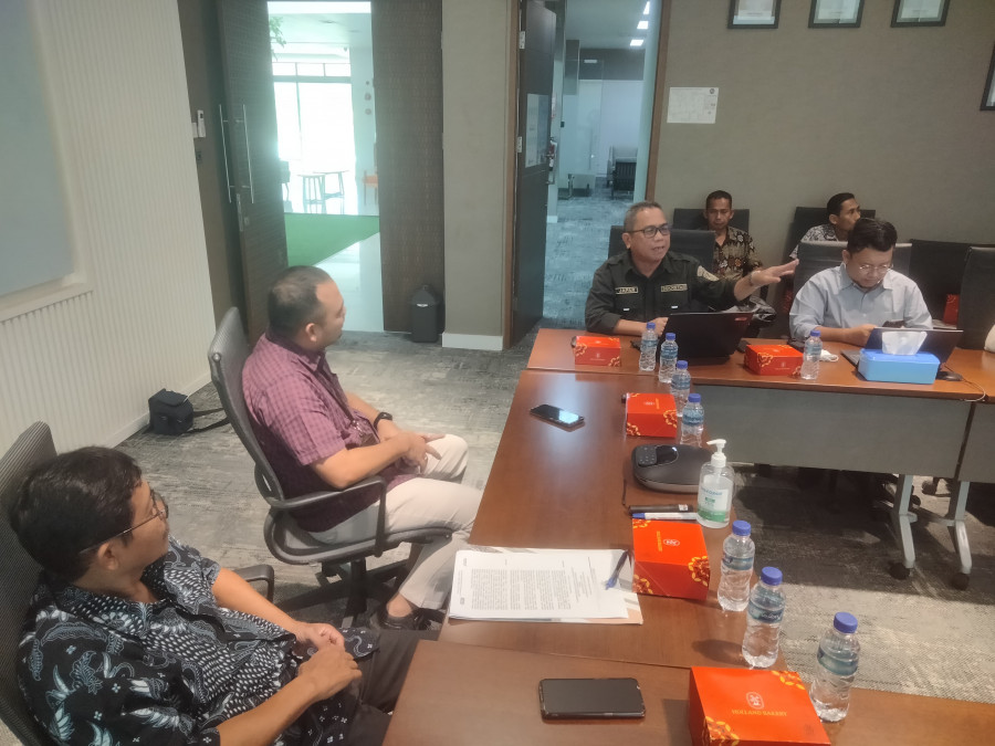 Tim Bapenda berikan bimbingan kepada PT JBS cara pembayaran PBB dengan virtual account. (Foto: Heri/Korankaltim.com)