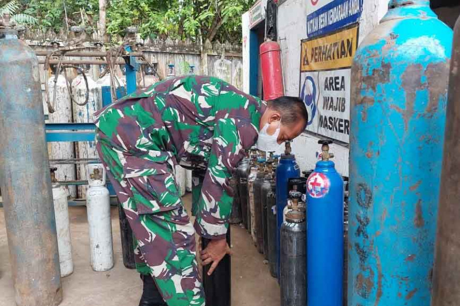 Dandim 0913 PPU Letkol Inf Dharmawan tinjau ketersediaan tabung gas oksigen ke perusahaan distributor PT. Top Gasindo Perkasa. (Istimewa)