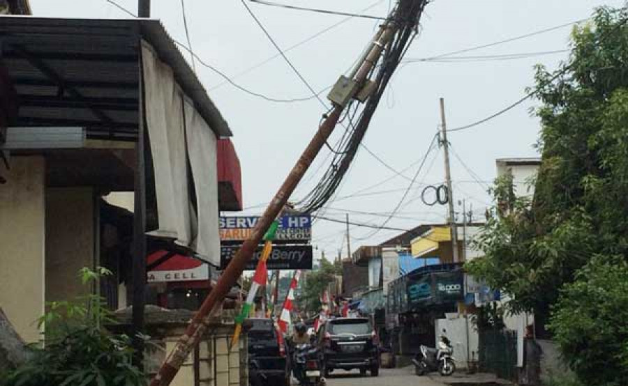 Tiang Telkom dalam posisi miring nyaris roboh di Jalan Siti Aisyah, Kecamatan Samarinda Ulu