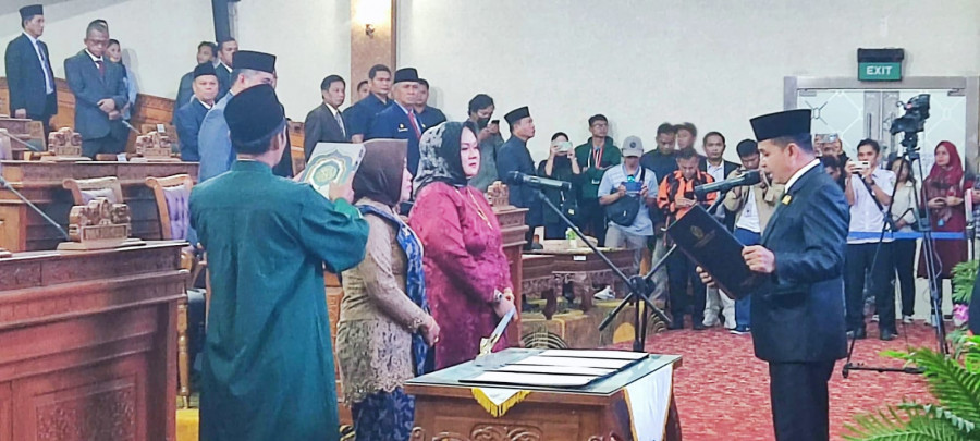 Proses pengucapan sumpah dua anggota DPRD Kutim pengganti antar waktu sisa masa jabatan 2019-2024 (Zulhamri/korankaltim.com)