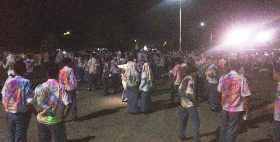 Aksi coret-coret seragam di Tenggarong berlangsung hingga malam hari. (reza/korankaltim.com)