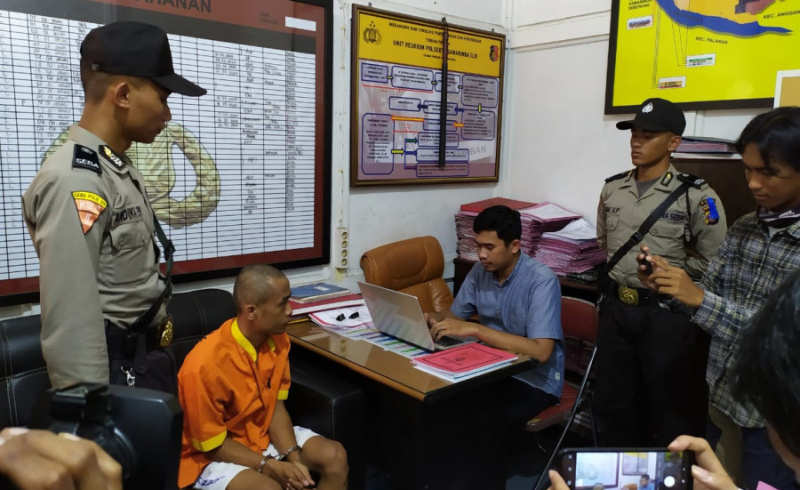 Tersangka Catur yang ditemui di Mako Polsek Samarinda Kota Senin (17/2/2020) hari ini yang diamankan pasca melakukan penganiayaan terhadap kekasihnya. (Foto: Nancy/korankaltim.com)