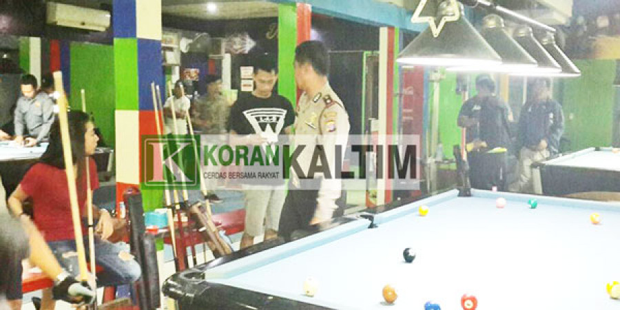 RAZIA: Sejumlah anggota kepolisian dari Polekta Samarinda Utara mengadakan operasi razia ke sejumlah Warnet dan tempat biliar. Pada kesempatan ini sejumlah remaja ikut terjaring. (Foto: Dor/korankaltim)