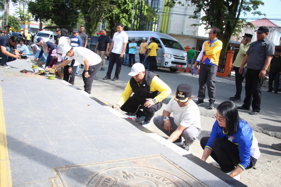 Wali Kota Balikpapan Rahmad Mas’ud memimpin kegiatan kerja bakti dan pengecatan median jalan di sejumlah titik di Balikpapan pada Minggu (2/2/2025). (Foto: Istimewa)