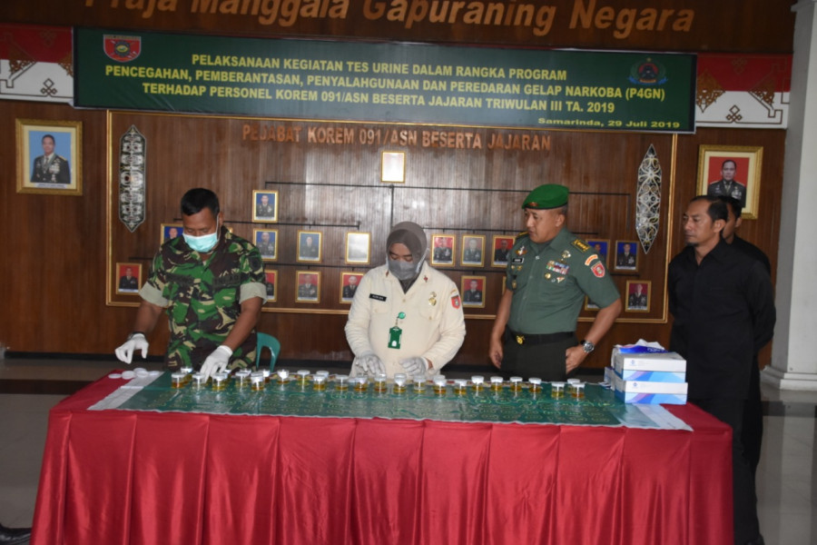 Tes urine dadakan di lakukan Korem 091/ASN kepada para PNS serta Prajurit Senin (29/7) tadi pagi. ( Foto: ist)