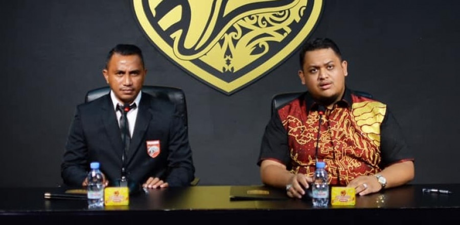 Firman Utina (kiri) bersama Nabil Husein saat diperkenalkan secara resmi kemarin. (Foto: borneofc.id)