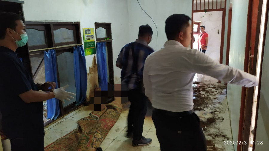 Jasad Rembo (74) yang ditemukan tergeletak di rumahnya dengan kondisi membusuk dipenuhi belatung Senin (3/2/2020) hari ini. (Foto: Nancy/korankaltim.com)