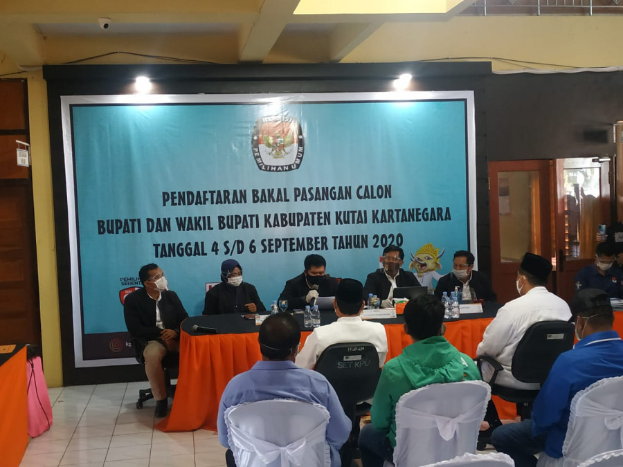 Ketua KPU Kukar, Erlyando Saputra saat mengumumkan hasil verifikasi berkas AYL-Suko. Dalam pengumuman itu, KPU menyatakan berkas tidak lengkap, sehinga pasangan tersebut harus menlengkapi kembali berkas. Foto:sabri/korankaltim.com
