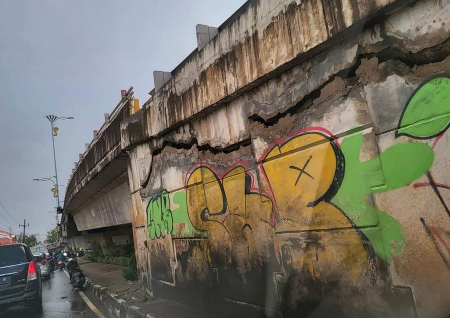 Jembatan layang atau Fly over Air Hitam Samarinda mengalami keretakan pada pondasi penyangga bagian kiri. (Foto: Istimewa)