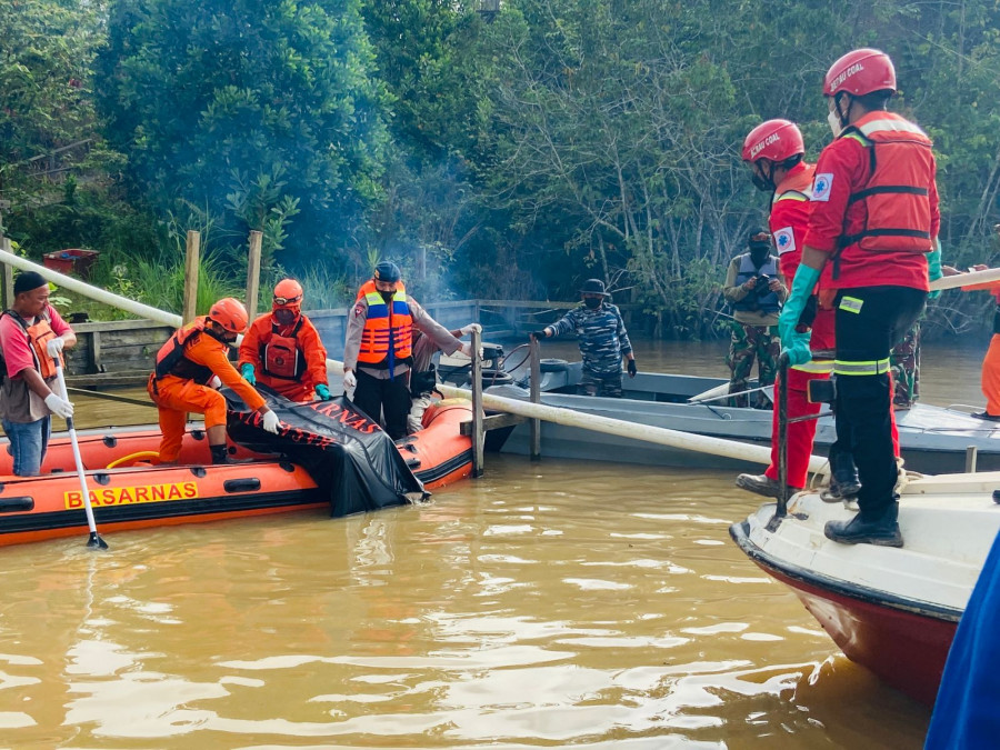 Tim SAR melakukan evakuasi terhadap JN korban tenggelam di perairan Sungai Segah (Sumber : Istimewa)