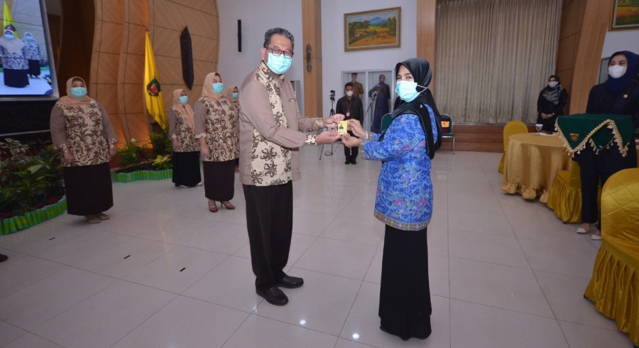 Sugeng Chairuddin dikukuhkan sebagai Ketua IKA Program Doktor FEB Unmul (foto: diskominfosmd)