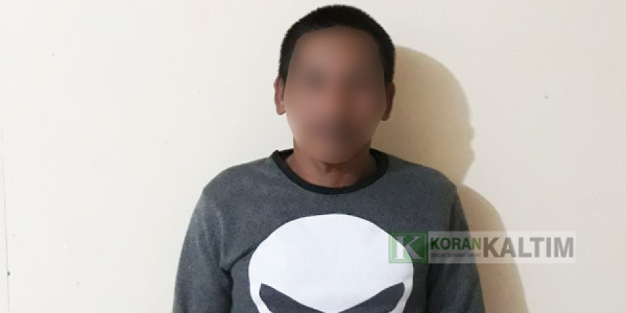Ir, warga Liang, Kota Bangun yang dilaporkan telah mencabi anak tirinya ketika diamankan di Mapolsek Kota Bangun. (Foto: Amien/korankaltim.com)