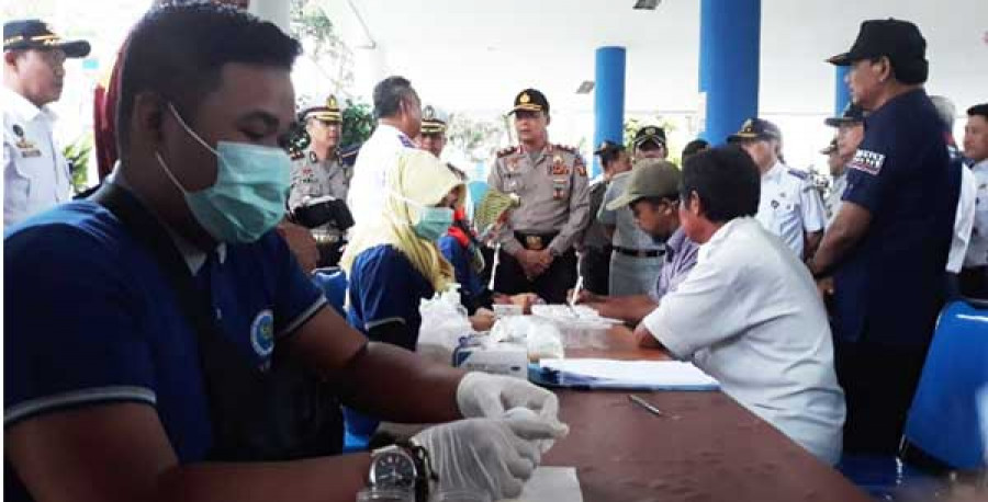 PENGEMUDI angkutan umum menjalani tes urine pada Selasa (12/6) pagi di terminal Batu Ampar Balikpapan Utara