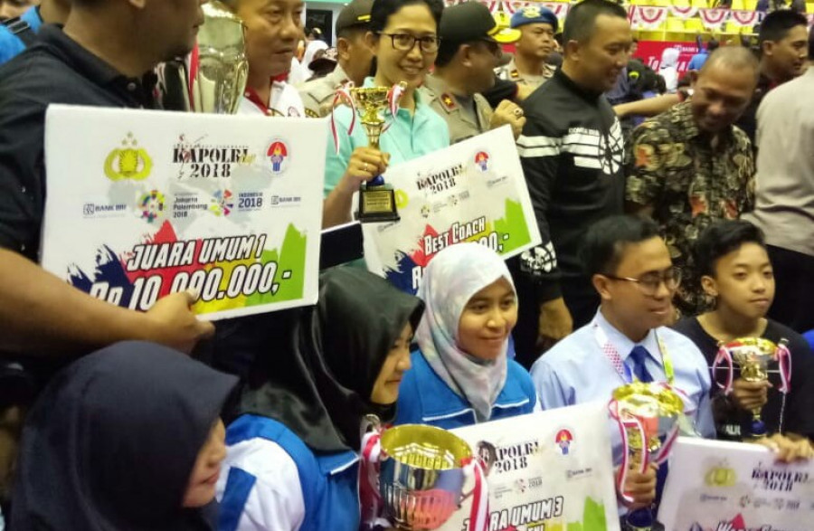 Ketua Harian TI Kaltim, Alfons T Lung (atas kiri ) saat menerima trofi juara umum