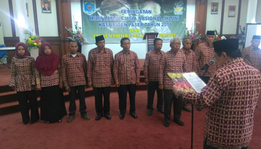 Bupati Yusriansyah Syarkawi mengukuhkan Komisi Daerah Lansia Paser