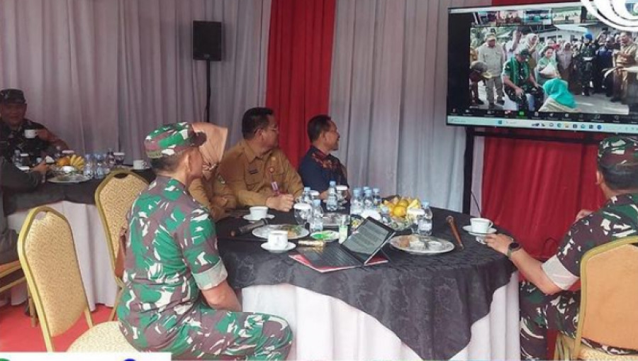 Pangdam VI/Mlw bersama Danrem 091/ASN dan pejabat lainnya saat melakukan Vicon Bersama KASAD Jenderal TNI Maruli Simanjuntak. (Foto: Diskominfo Kaltim)