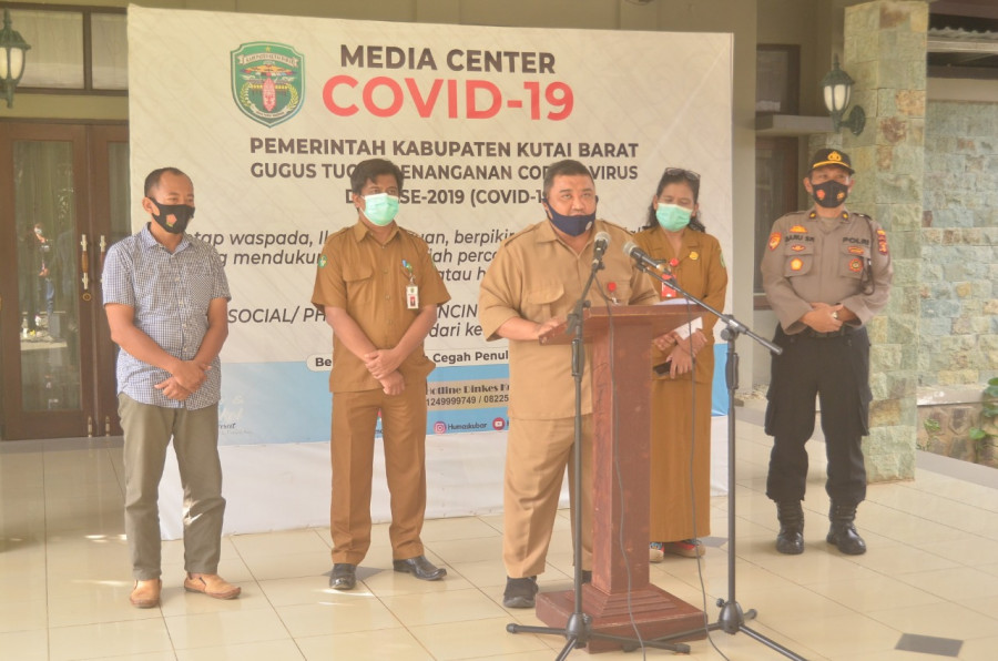 Assisten I Setdakab Kubar, Misran Effendi saat menyampaikan data perkembangan terbaru Covid-19 di Kutai Barat. (Istimewa/Humas Pemkab Kubar)