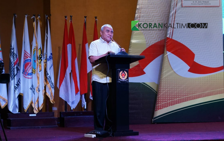 Gubernur Kaltim Isran Noor saat memberikan sambutan, sekaligus membuka pelaksanaan Rakerprov KONI Kaltim Minggu (28/11/2021) hari ini di salah satu hotel di Samarinda. (Foto: Nancy/korankaltim.com)