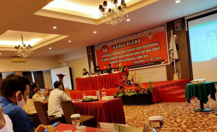 Rapat pleno KPU Kukar, terkait rekapitulasi dukungan Bapaslon perseorangan Pilkada 2020 di Grand Fatma Hotel, Selasa (21/7/2020) (foto: Reza Fahlevi)