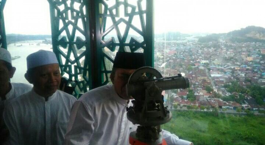 Kepala Kanwil Kemenag Kaltim Sofyan Noor (kopiah hitam pegang teropong) bersama Kepala Kememag Samarinda Masdar Amin (kopiah putih belakang) saat melakukan pemantauan hilal, penentuan 1 Ramadan 1440 H, di Menara Masjid Baitul Muttaqien Islamic Center Sama
