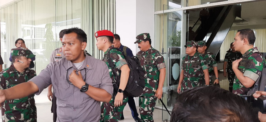 Panglima TNI Marsekal Hadi Tjahyanto saat di VVIP Room Bandara SAMS Balikpapan (Foto: Yudi Hadi/korankaltimcom)