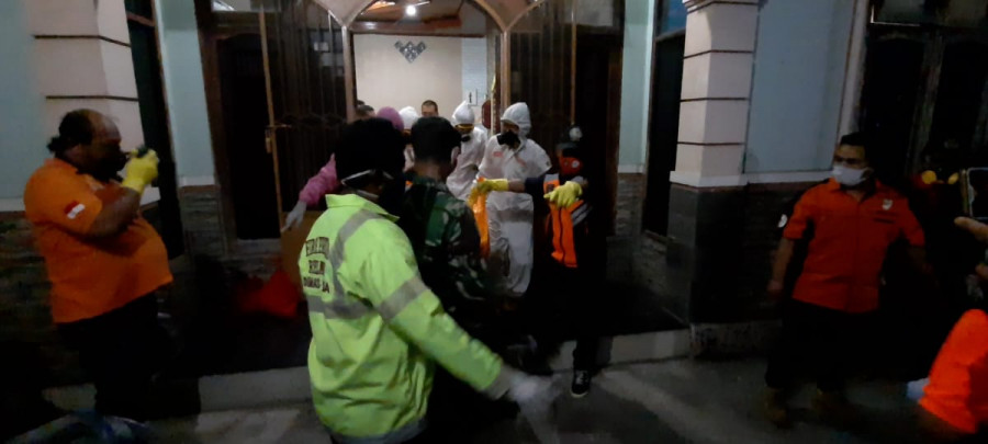 Tim Inafis Polresta Samarinda serta relawan Kota Tepian saat melakukan evakuasi korban.(Foto:Istimewa)